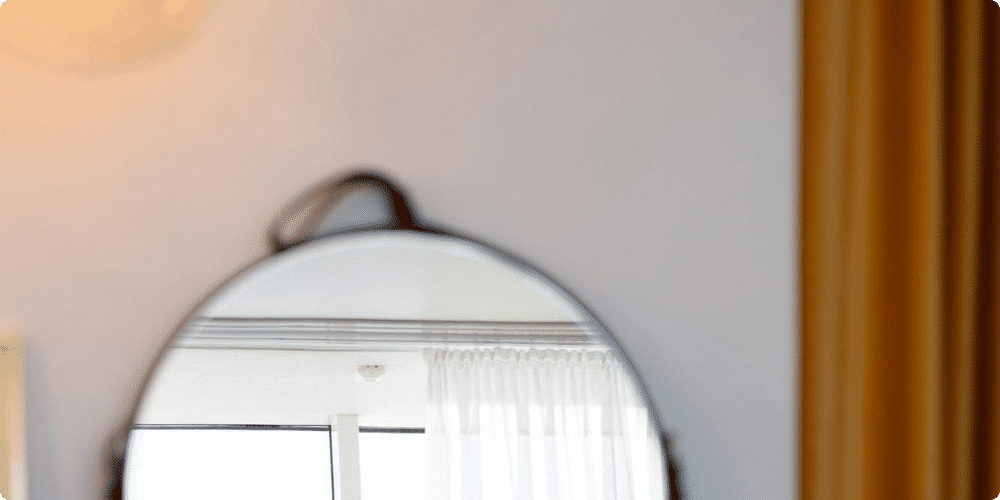 Fixer les miroirs au mur